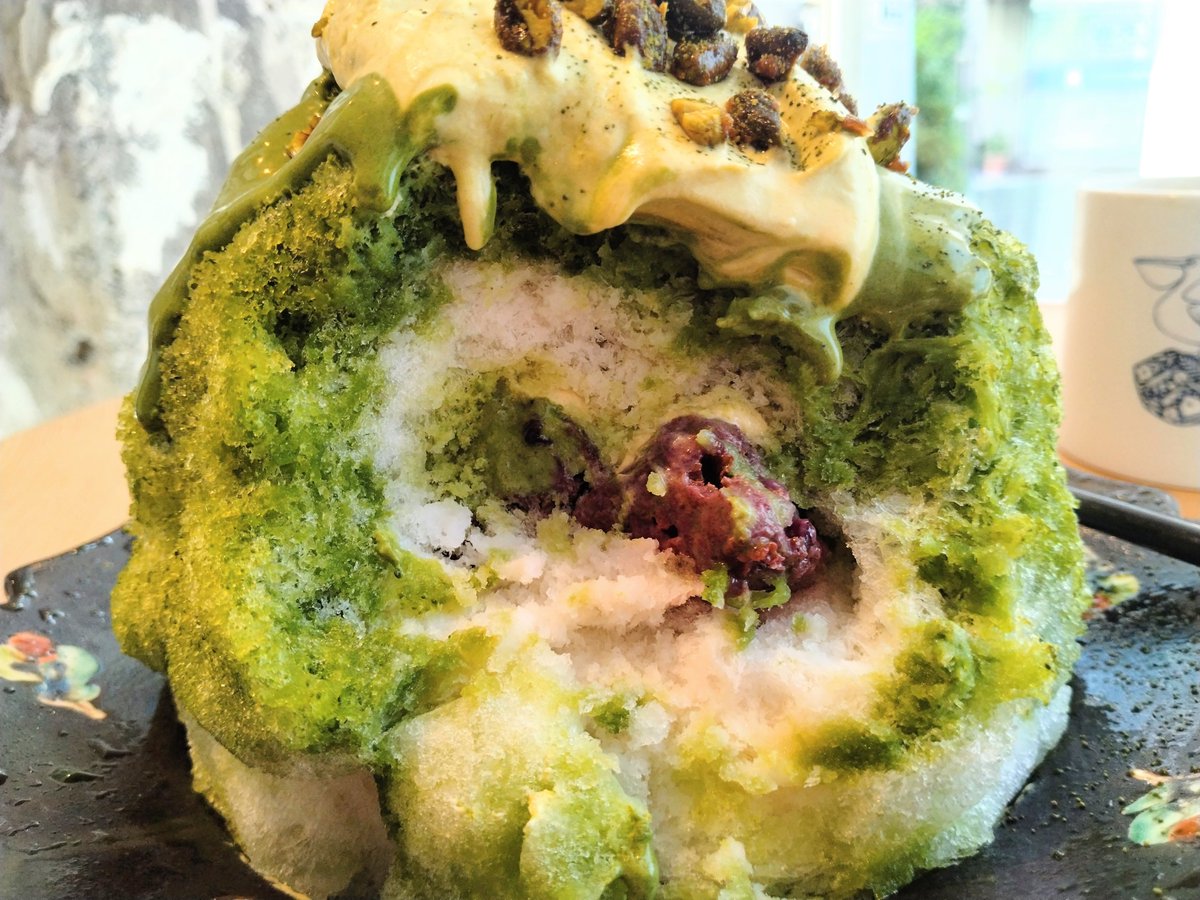 Power74Smile's tweet photo. アマムダコタンカフェの氷ノ山🍧🍞

緑ノ山

まず八女抹茶シロップが美味しい✨
中のパンはちゃんとパンで不思議と違和感がなかった🍫
トップのピスタチオの香ばしさが◎
フワフワ氷。底のシャリ感も最後の溶けた抹茶水も美味しいので全然哀しくない😌
斬新で楽しいだけじゃなくちゃんと美味しかった！ https://t.co/r2LWCHC4TH
