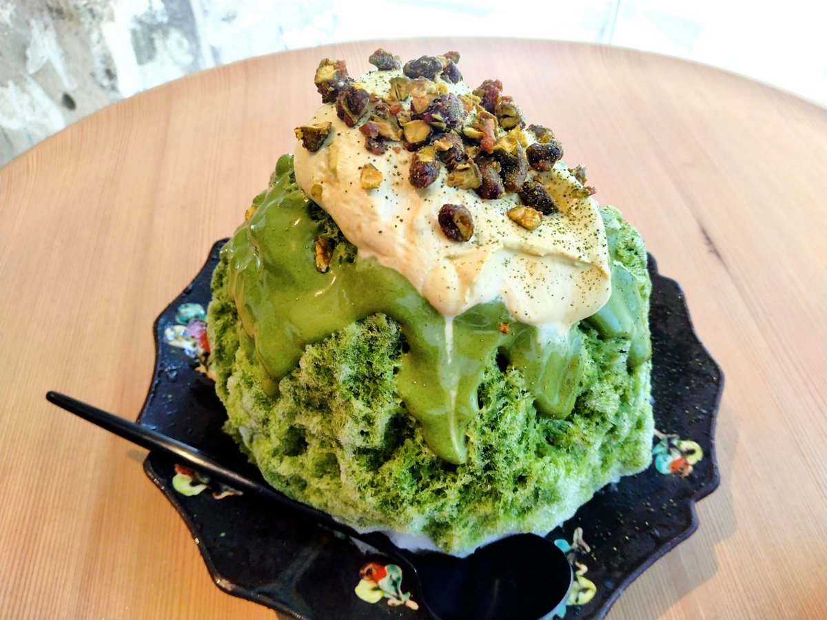 Power74Smile's tweet photo. アマムダコタンカフェの氷ノ山🍧🍞

緑ノ山

まず八女抹茶シロップが美味しい✨
中のパンはちゃんとパンで不思議と違和感がなかった🍫
トップのピスタチオの香ばしさが◎
フワフワ氷。底のシャリ感も最後の溶けた抹茶水も美味しいので全然哀しくない😌
斬新で楽しいだけじゃなくちゃんと美味しかった！ https://t.co/r2LWCHC4TH