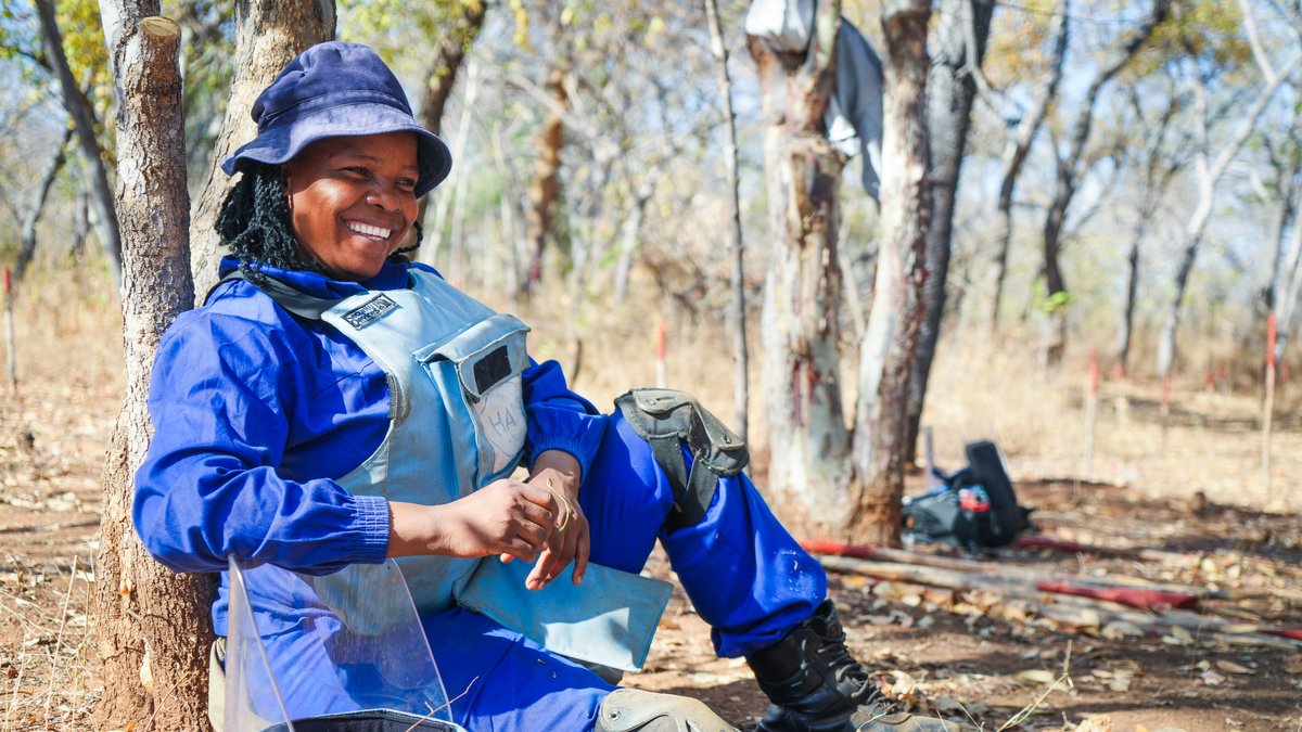UNDPZimbabwe's tweet photo. 🧵2/4
Odella is a mother of three, a de-miner, and a native of Rushinga working with @TheHALOTrust, @UNDPZimbabwe & @EoJZimbabwe to clear landmines laid along the Zimbabwe-Mozambique border during the liberation war.

Her day starts at 3:50am. It doesn't end until the last centimetre of ground is swept clear. Find out what a day in her life looks life: ➡️ https://t.co/b4JZfxcayl