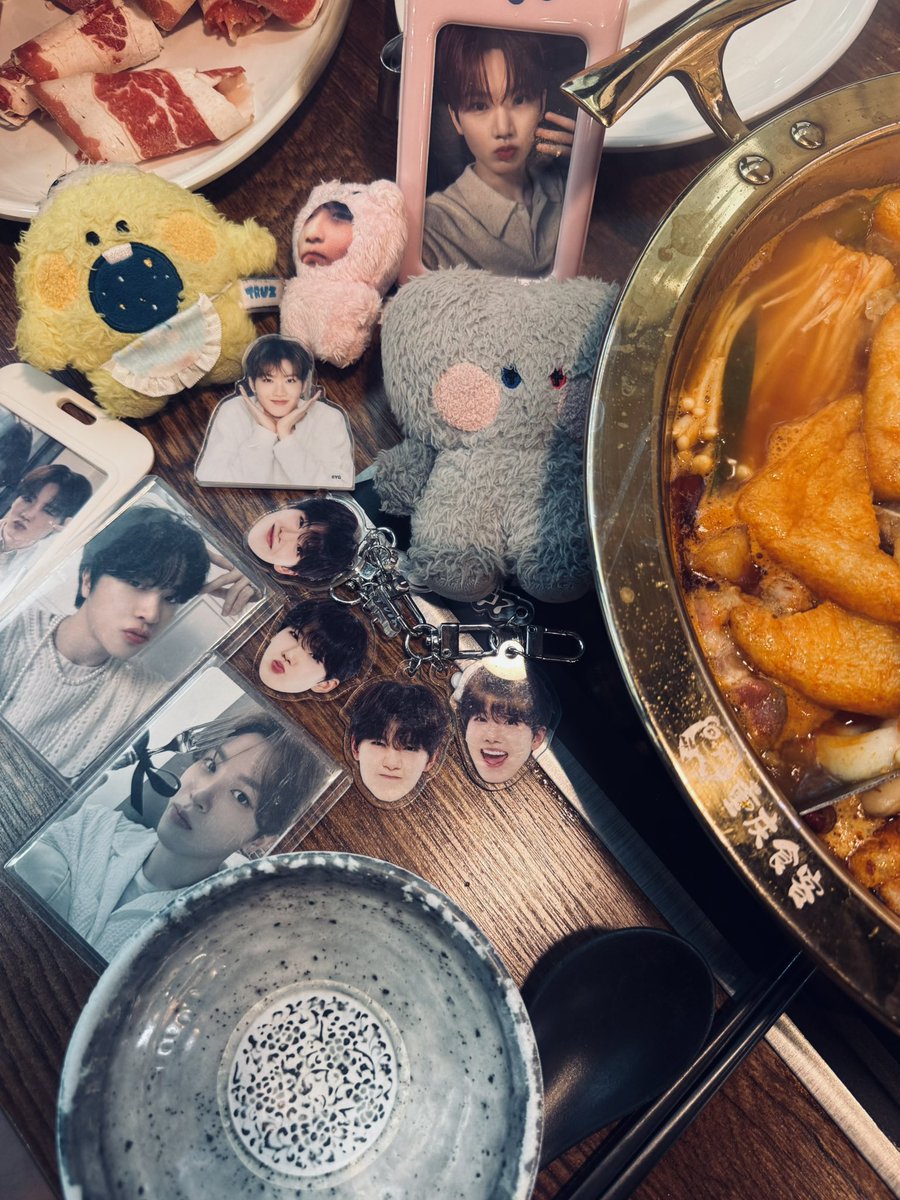 kkuxxi's tweet photo. 정환팬과 8개월 만의 만남 재미만 가득했움••
이번년도에 꼭 또 보자고 한 약속 지키시길  -᷅ ⤙ -᷄ https://t.co/kofEOUn8m2