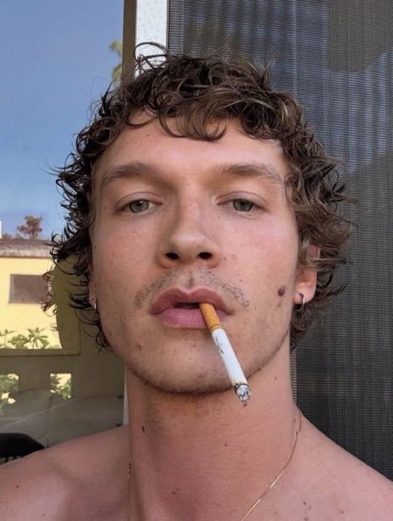hudconrries's tweet photo. Honestly just thinking about all the selfies Connor has taken like this during all the traveling and filming he’s been doing &amp; we will never get to see them 😫 https://t.co/520HsvKQws
