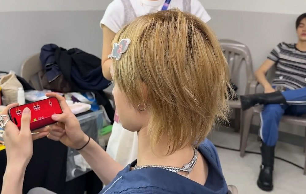 teenieyearn's tweet photo. I'M CRYING, MARTIN LOOKS SO CUTE WITH THOSE HAIR CLIPS😭 SUMPAH GEMES BANGET😩 https://t.co/wwAJ0kuqzz