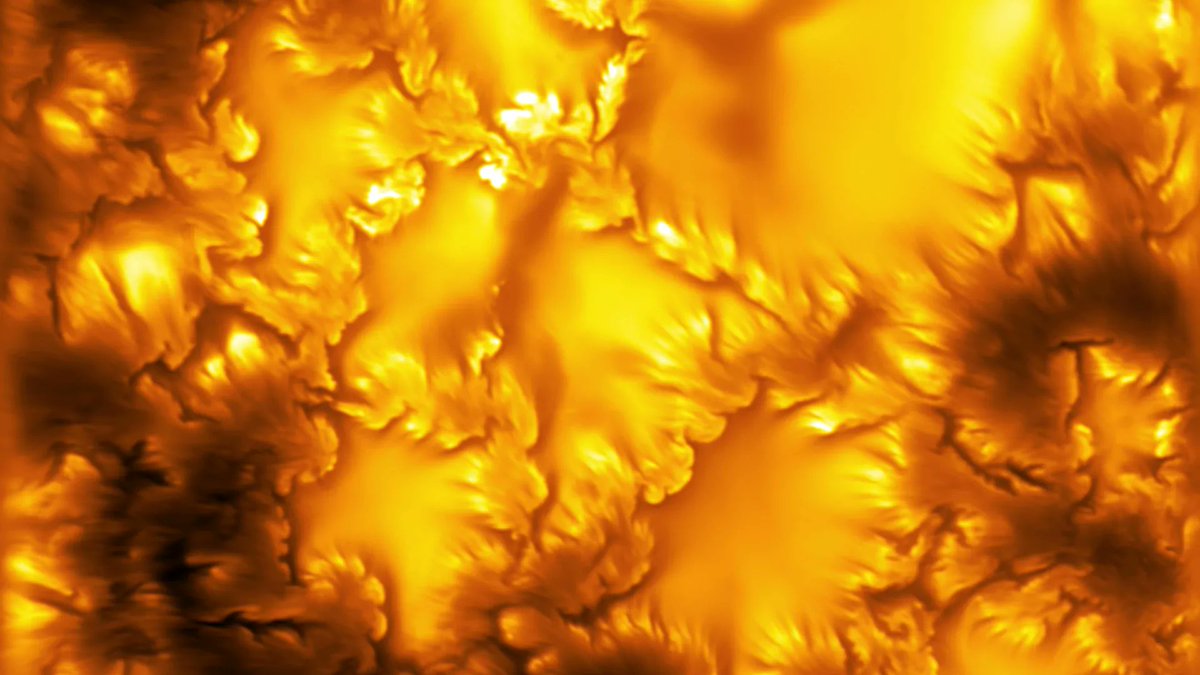 modern_physics_'s tweet photo. اكتشاف دوامات بلازما دقيقة على سطح الشمس يكشف أسرارًا كونية

كشف علماء فلك عن وجود دوامات بلازما دقيقة جدًا، لا يتعدى قطر بعضها 20 كيلومترًا، تدور على سطح الشمس. هذا الاكتشاف، الذي تم بالتعاون بين مرصد ماكس بلانك لأبحاث النظام الشمسي ومرصد سولار إنوي، يقدم رؤى جديدة حول كيفية تخزين النجم لطاقته المغناطيسية ونقلها وإطلاقها.

تُعد هذه الدوامات الصغيرة، التي لم تُلاحظ من قبل، دليلًا على عدم استقرار كلفن-هيلمهولتز في بلازما الشمس. ويُعتقد أنها تلعب دورًا حاسمًا في تشويه الحقول المغناطيسية وتجميع الطاقة التي تنطلق في الانفجارات الشمسية الصغيرة المعروفة باسم "النانو فلير".

كما يمكن لهذه الدوامات أن تفسر كيفية انتشار الحقول المغناطيسية عبر الغلاف الجوي للشمس بسرعة أكبر بكثير مما تستطيع النماذج الحالية تفسيره. ويُسهم هذا البحث في فهم أعمق للظواهر الشمسية وتأثيراتها على الفضاء المحيط بنا.