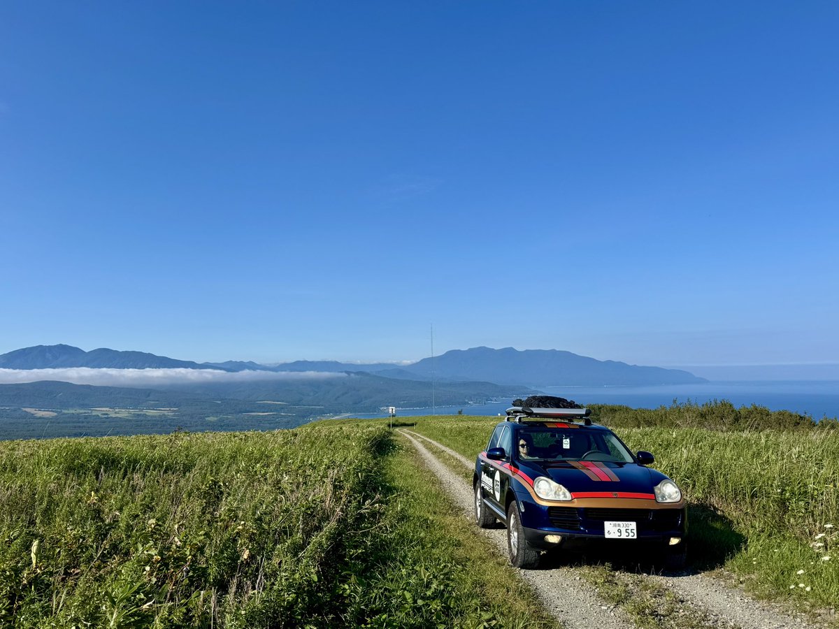 TatsuroRed5's tweet photo. 今年の夏休みは夫婦で北海道ドライブ！
絶景ダートやキャンプ、車中泊とカイエンのマルチパーパスな性��を楽しんでいます。

#北海道ドライブ #旅するポルシェ #北海道旅行 https://t.co/rLZ2bbT4GR