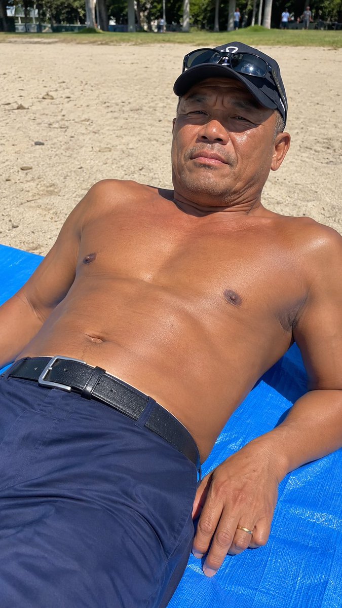 wotokosabu's tweet photo. 海浜公園の浜によくいる日焼けする50代半ばのおじさん
①じゅんいちさん②ひでおさん
#おじ https://t.co/tl0bmVYsLk