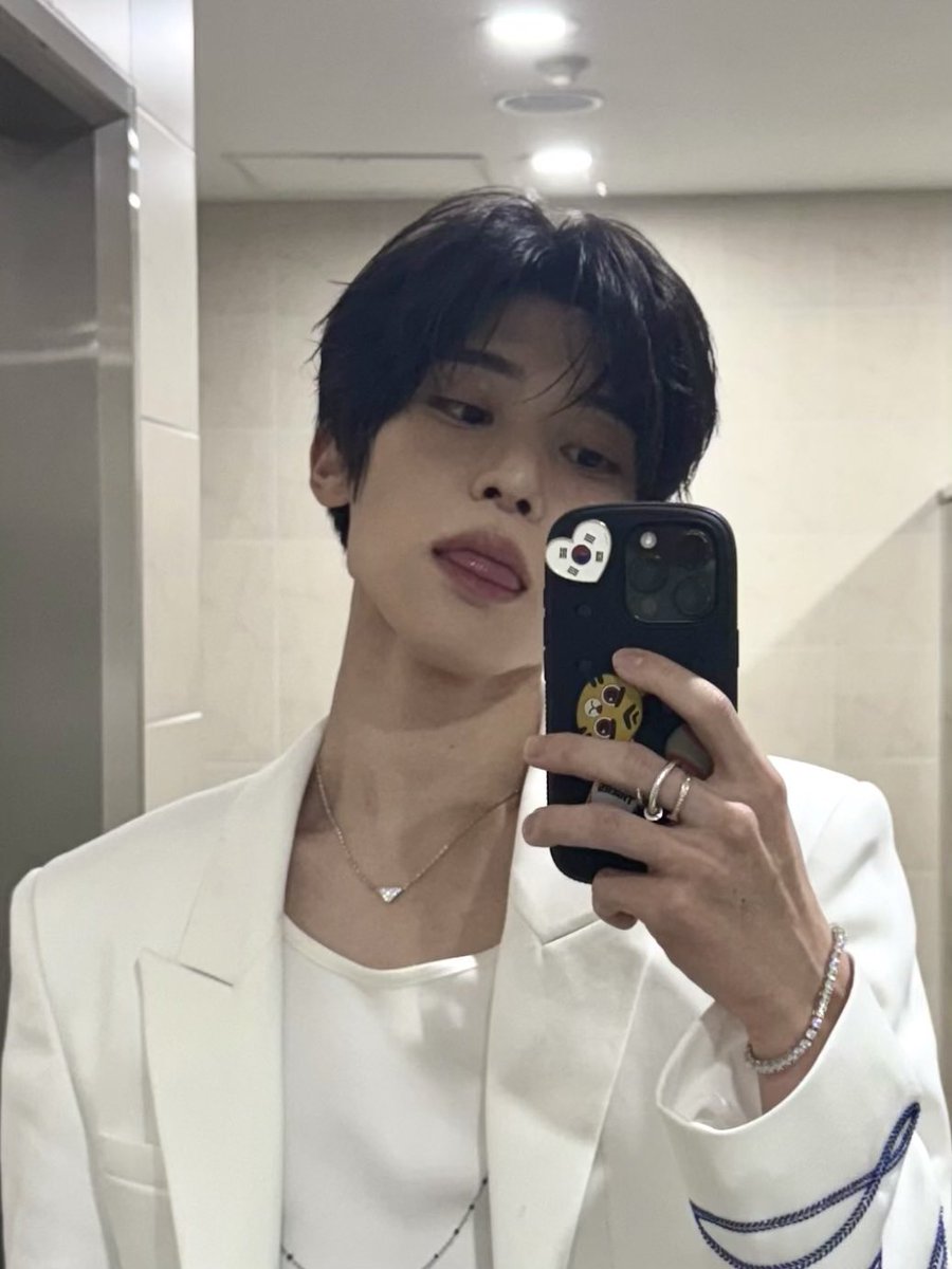 onxzur's tweet photo. 잘생겼어..🥹💙 https://t.co/f5lgasLFO8