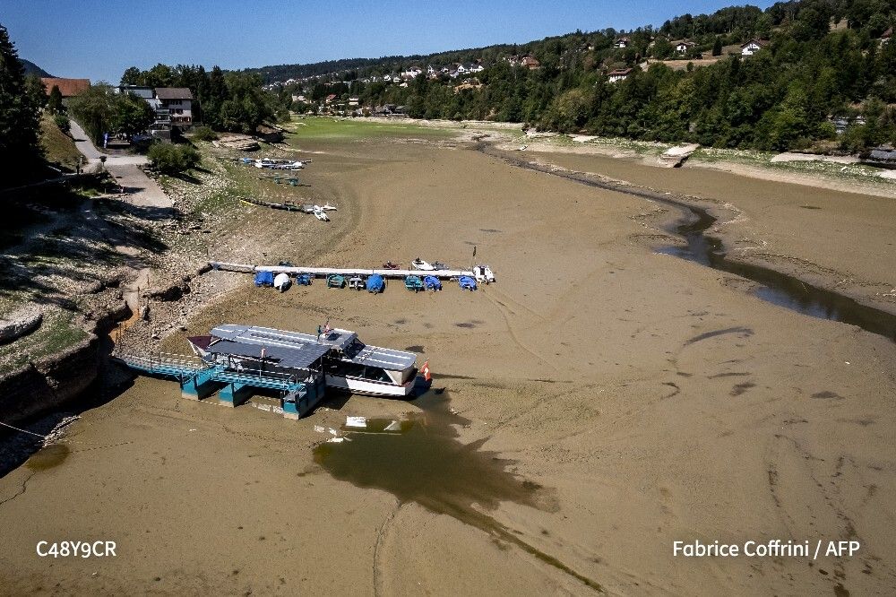 afpfr's tweet photo. 🇫🇷 Près de 70% de la France fait actuellement l'objet de mesures de restrictions des usages de l'eau, sous l'effet d'une sécheresse qui s'accentue en raison des vagues de chaleur à répétition qui affectent le pays depuis trois mois, a indiqué le gouvernement. https://t.co/7qgFBQyLvZ