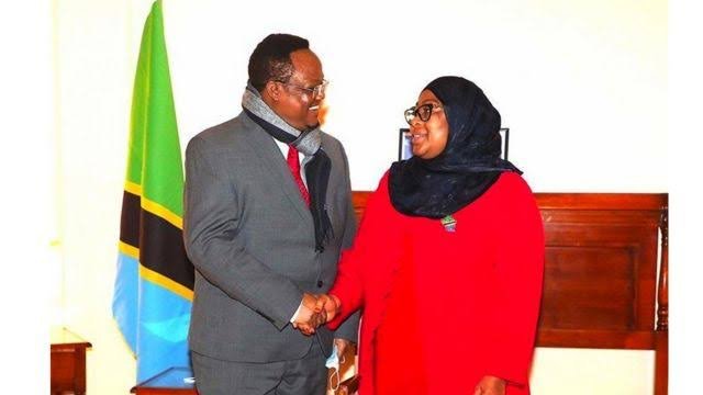 NNgabu_'s tweet photo. Mwisho wa siku hii picha itakuja kujirudia na wafuasi wa Lissu watalamba matapishi yao kwa lazima 😄.

Siku hiyo sote tunasema Samia oyeee. Lissu oyeee. Maridhiano oyeee. Kisha SSH anatupa Katiba Mpya safi kabisa. https://t.co/0ptQKFjw7g