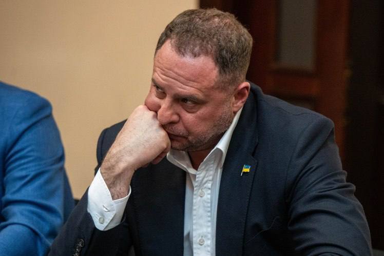 pogrebeckij's tweet photo. Суддя ВАКС змінив запобіжний Єрмаку: йому дозволили виїзд за межі Києва на прохання низки командирів.

Передумовою для зміни запобіжного стало одночасне надходження до САП та НАБУ низки схожих за змістом листів командирів військових частин в інтересах Єрмака. 

Зрештою обов'язок не залишати без дозволу Києва та Київської області Єрмаку замінили на обов'язок не залишати без такого дозволу межі Києва, Київської, Дніпропетровської, Донецької, Запорізької, Миколаївської, Сумської, Харківської та Херсонської областей із можливістю транзиту через інші області. 

Які саме командири клопотали за те, щоб Єрмаку дозволили виїжджати з Києва, невідомо.