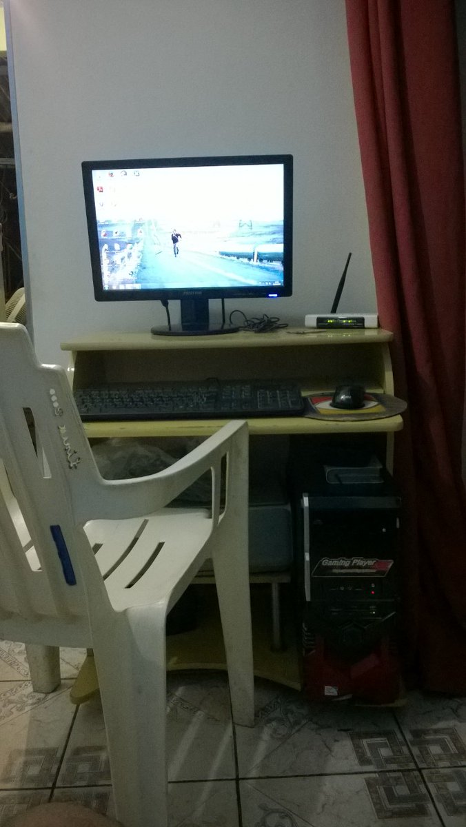 thevideoseed's tweet photo. eu li uma parada uma vez que mudou completamente a forma que eu enxergo minha vida e trabalho e tenho absoluta certeza que também vai mudar a sua:

eu sinto que as pessoas não tiram proveito o suficiente das próprias derrotas. 

não, não estou louco. explico:

sabe pq falhar não é razão o suficiente pra você se sentir um merda? porque ninguém faz ideia de quem você seja além da sua familia e amigos, então foda-se, tá ligado?

não deu certo com edição de vídeo pra creator? tenta pra institucional. não deu bom nichar pra institucional? muda pra publicidade. não conseguiu? volta pro creator. 

não quer mais edição? vira designer. não gostou do design? cria um portfolio de motion e une os dois.

NINGUÉM te conhece ainda. aproveite isso o máximo que você pode, mas esteja em movimento.

você sabe quantas músicas a sabrina carpenter lançou antes de estourar com espresso em abril de 2024?

60 músicas. 5 álbuns desde 2015 antes de ganhar os holofotes com short and sweet. "ah mas ela era atriz da disney" e MESMO ASSIM levou 9 anos pra ganhar o mundo.

você conhece viva la vida e yellow, mas não sabe de nenhuma música da pectoralz nem da starfish, as bandas que o chris martin teve antes do sucesso com o coldplay.

nós temos MUITO medo de falhar e não consideramos nem por um momento que absolutamente todo mundo vai falhar antes de conseguir construir algo grande.

e que isso é absolutamente normal. e que isso é LINDO, porra.

e antes que alguém pergunte, não, não é porque você "estourou" que você não pode nem vai mais falhar. 

você ainda vai. a diferença aqui é que vai importar menos ainda porque você ja tem a manha e tenta melhor na próxima. e na próxima depois dessa, e na próxima depois dessa.

de 2014 pra 2018 eu fui editor de vídeos pra youtuber, no começo da minha carreira, com um sony vegas e um sonho. a partir de um momento, não deu mais certo continuar porque eu não ganhava o suficiente e a vida adulta estava batendo na minha porta.

em 2015 eu entrei na faculdade com um prouni e um sonho,  em 2017 eu fui estagiário de jornalismo, porque precisava gerar grana pra investir no meu sonho da edição.

em 2016 eu fui freela de imprensa das olimpíadas rio-2016. contratado literalmente pela olympic broadcasting services pra poder prestar serviços de assessoria entre a empresa que transmitia e as emissoras que compraram os direitos.

entre 2017 e 2020 eu trabalhei com fotografia e filme pra eventos sociais; ja fotografei festa infantil, batizados, chá revelação, chá de panela, casamento, aniversários... porque, novamente, eu precisava entrar na área de alguma forma e precisava do dinheiro.

também nessa época eu tentei fazer uma loja de camisetas online. claro que não deu certo. perdi R$400 que doem ate hoje.

tinha fim de semana que a minha rotina era sair de casa às 7h pra faculdade, às 13h ia pro estágio, às 18h chegava em casa e trocava de roupa pra fotografar um pirralho qualquer fazer gracinha por 5 horas. 

era fofo, mas eu odiava isso porque ainda não era onde eu queria estar. tudo isso enfrentando o trânsito e os trens do rio de janeiro. 

já decepcionei amigos com meu trabalho, já fiz gente gastar dinheiro a toa comigo porque no fim eu não consegui cumprir com o combinado.

entre 2019 e 2022 eu fui assessor de imprensa de uma das maiores instituições de ciência do mundo durante uma das maiores crises sanitárias da história do planeta. acordava 7 da manhã e só parava de trabalhar às 20.

já fechei matéria no jornal nacional, jornal da globo, da record, new york times, washington post, folha de são paulo e num dos meus maiores atos como assessor, uma matéria LINDA de 7 minutos no fantástico, no horário mais nobre do programa.

já tive videos meus passando em todas as emissoras do país, menos na rede tv, porque foda-se a redetv tá ligado.

também entre 2019 e 2023 eu dediquei 4 anos pra aprender design e trabalhar com isso, já que meu computador na época não aguentava mais cliente de edição e imagem parada era a única coisa que rodava, eu tinha que arrumar alguma forma de continuar trabalhando com criatividade. 

já fiz design pra agência, gráfica, cliente merda e cliente pica. 

já dei prejuizo de 2000 reais pra uma gráfica e já fiz um cliente faturar 15k com um único anúncio de tráfego pago.

ano passado eu já estava louco pra sair do CLT e passei 6 meses prospectando negócios locais pra poder oferecer vídeos + tráfego e conseguir dinheiro pra investir em um PC decente e voltar a editar.

 isso aconteceu e está documentado no nosso discord.

depois que eu tive noção de todas essas coisas, nada mais importou.

eu já tive 4 canais no youtube e 3 páginas no Instagram que vocês nunca vão me ver falando sobre. já tive dois projetos que foram muito bem sucedidos e que provavelmente alguns aqui conheceram, mas também nunca vão associar a mim.

e se eu não contasse isso pra você agora, você jamais imaginaria qualquer uma dessas coisas.

porque nada disso importa. 

e talvez até a Seed, que mesmo ajudando e divertindo muita gente, pode ser que daqui uns 4 anos ninguém conheça mais e você enjoe de mim.

mas enquanto você tiver uma faísca ai dentro te motivando a continuar, não importa a direção que você escolha, só continue fazendo.

falhar é CERTO que você vai. você só precisa falhar muitas vezes e consertar a direção sempre que possível.

a foto abaixo é a foto do setup que começou isso tudo em 2015. um computador "gamer" de 4gb de ram doado pelo meu padrasto, um monitor que eu consegui de segunda mão da lanhouse que eu frequentava, uma mesinha que minha irmã não quis mais e uma impressora que era só pra decorar. a cadeira gamer? ahhh, essa cadeira... hahahahahaha

tem uma frase que eu gosto muito e meio que virou meu mantra nos últimos anos:

"eu nunca perco. ou eu ganho, ou aprendo"

dorme com essa, filho da puta. nós JÁ ESTAMOS vencendo, seu arrombado.