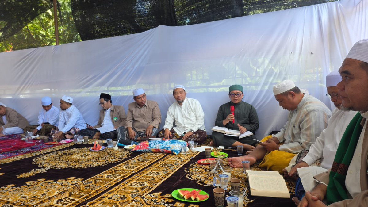 mk_haramain's tweet photo. #majeliskhirrijilharamain 
Koorda Pamekasan |
Qiroah Jami' Tirmidzi MKH Koorda Pamekasan di Kediaman H. Abdus Syakur Waru Pamekasan https://t.co/16ReM6KwdH