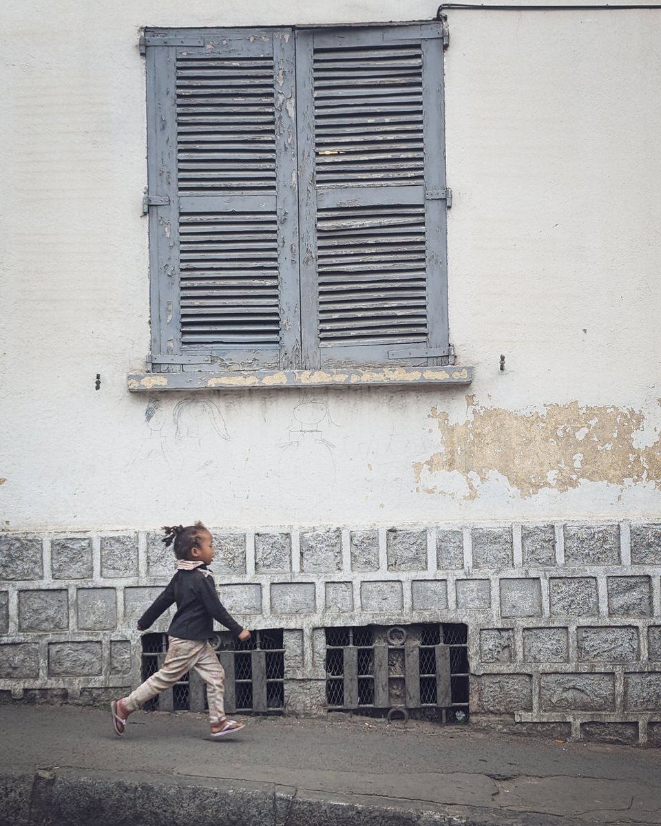 mattebates's tweet photo. A girl running past a shuttered window. A chalk drawing on the wall like back in Sydney.
Madagascar
Do good. Ride far. Home for dinner.
#mattebates #dogoodridefar #expeditionphotography #travelphotography #adventurephotography #motoadventure #advrider #overlanding https://t.co/Q7sQwNmZpY