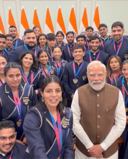VikrantGBhosale's tweet photo. एकीकडे १४० रुपयांसाठी काहीही करणारे, 

तर दुसरीकडे १४० कोटी लोकांसाठी मेडल्स जिंकून त्यांची मान उंचावणारे..!!

@narendramodi 
@RahulGandhi https://t.co/jkkflc9tLu