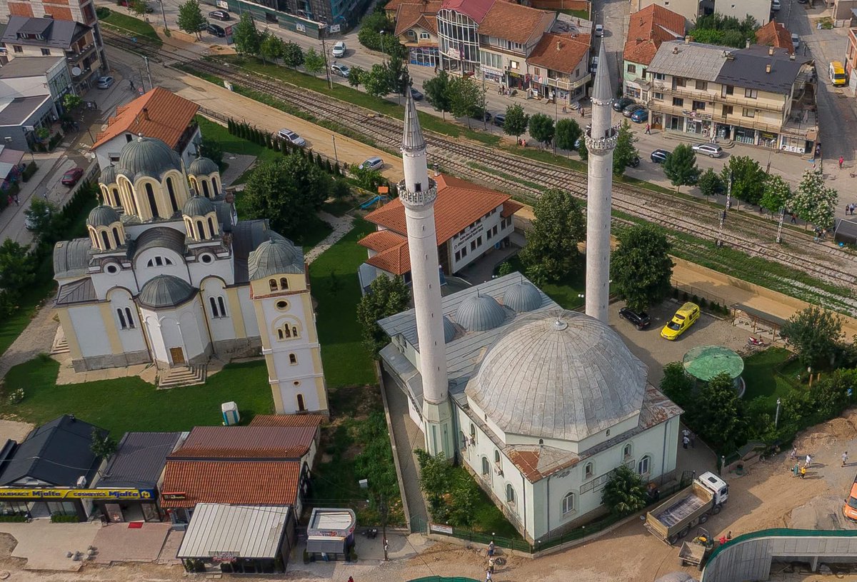 Sina2022's tweet photo. Një oborr, dy fe, një komb. 🦅🇦🇱
Ferizaj, Kosovë.
#Shqiptari #Kosova #Ferizaj https://t.co/N2Suj0cCcH
