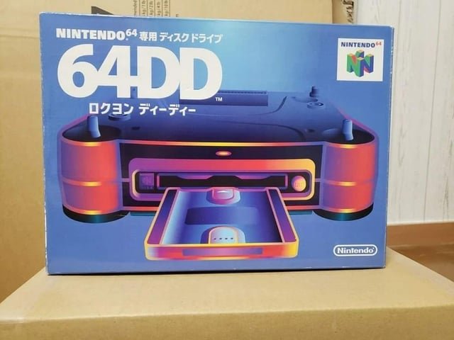 AllmightoFranky's tweet photo. [1/2] 1 Jour 1 accessoire JV #retro!Aujourd’hui le #64DD pour la #Nintendo64 sorti uniquement au Japon le 1er décembre 1998!Un flop à juste 15k d’exemplaires vendus,il permettait une connexion internet laborieuse via le réseau #Randnet! #N64 #Nintendo #retrogaming #80s #90s https://t.co/qORB2yOczf
