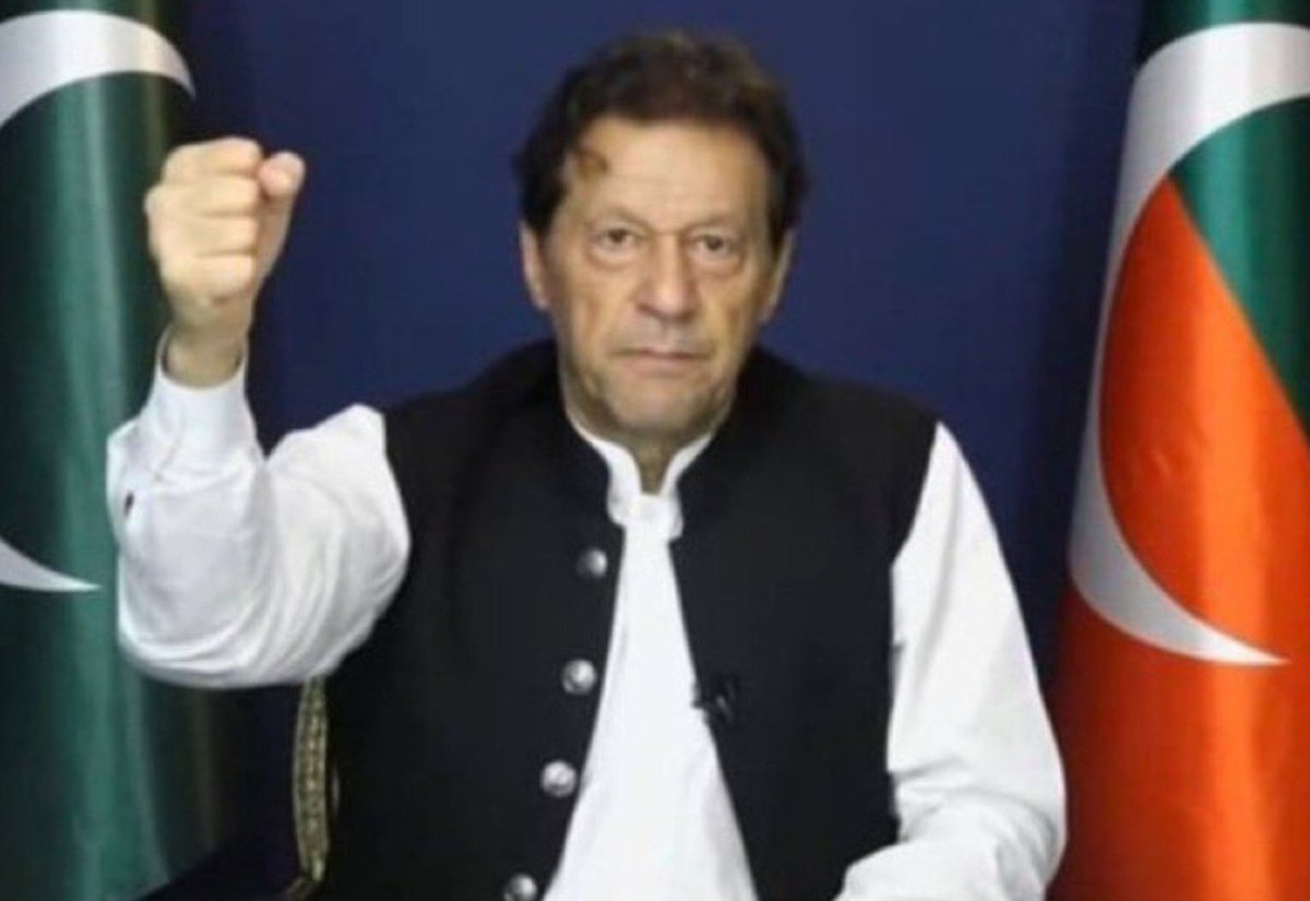 Agha_Sarwar804's tweet photo. گستاخی معاف

مگر یہ وہ شخص ہے جس کے نام کے کھمبے پارلیمان میں اس کے نام پر بیٹھے ہیں اور جب اسی کے نام پر احتجاج کی بات آتی ہے تو کہتے ہیں کہ ہم اپنی نیند خراب کر کے نہیں آ سکتے احتجاج کرنا ہو تو ذرا جلدی بتایا کریں

عمران خان اس پورے نظام سے اکیلا لڑ رہا ہے اس نے کہا تھا کہ میں اکیلا ہی لڑوں گا اور آج بھی وہ اکیلا ہی لڑ رہا ہے