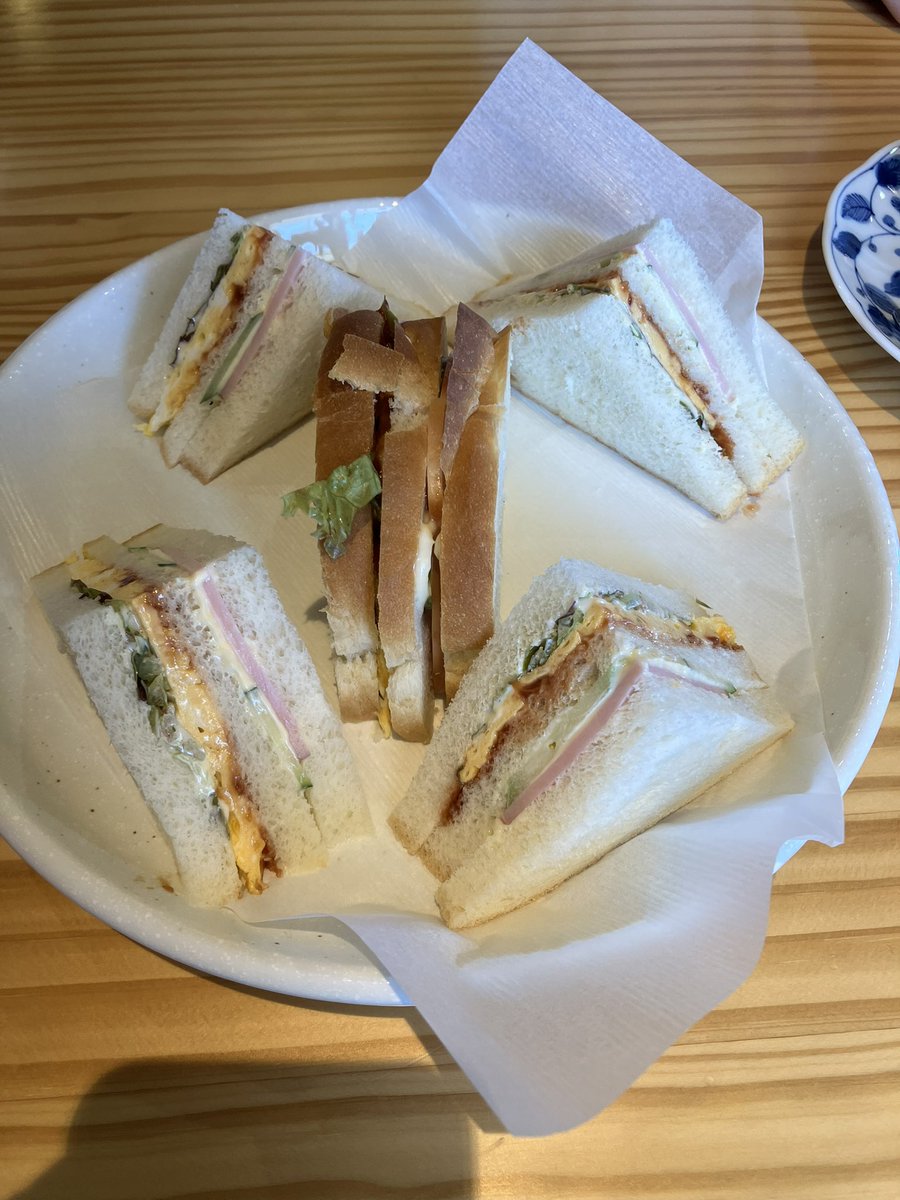 futaba_shika's tweet photo. ランチしてきました😋
雰囲気がいいですね～🏠

なんと夜は居酒屋さんとして営業します！！
 
【樫の木珈琲店・酒場KASHINOKI】
〒470-1124　愛知県豊明市三崎町井ノ花13-4
TEL：0562-93-7300
営業時間：喫茶店…7:30〜15:00、居酒屋…17:00〜23:00（LO22:30）
定休日：日・月曜日
 
#豊明市 #愛知県 https://t.co/Al2acD35yf