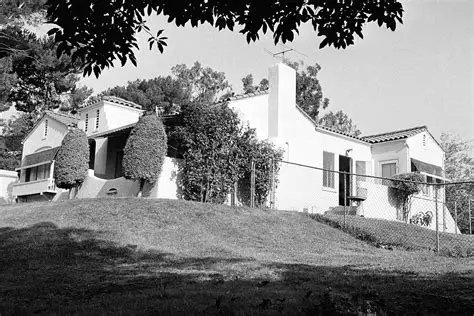 easyrider1970's tweet photo. August 8–9, 1969 — The Tate Murders (Cielo Drive)
On the night of August 8, #CharlesManson sent four followers — #TexWatson, #SusanAtkins, #Patricia #Krenwinkel, and #LindaKasabian — to a house he believed was connected to a music producer who had rejected him. https://t.co/5rZMOtPJH4