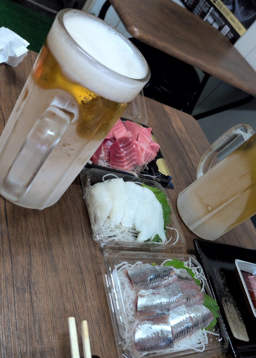 beer25drunk's tweet photo. キンキンジョッキのビール🍺に最高の刺身パック🐟
魚屋飲み、美味すぎた😋 https://t.co/0diOrUsClJ