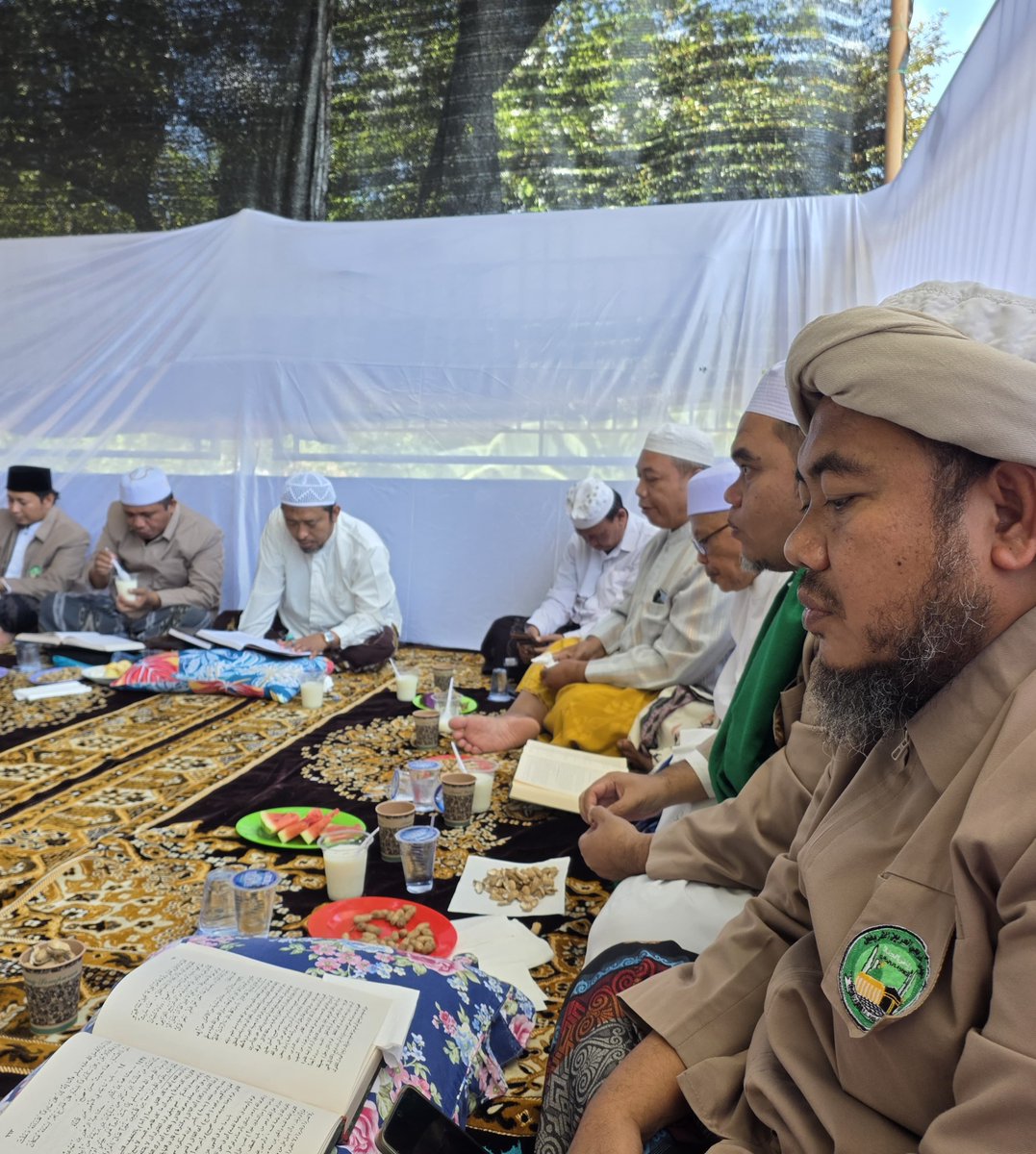 mk_haramain's tweet photo. #majeliskhirrijilharamain 
Koorda Pamekasan |
Qiroah Jami' Tirmidzi MKH Koorda Pamekasan di Kediaman H. Abdus Syakur Waru Pamekasan https://t.co/16ReM6KwdH