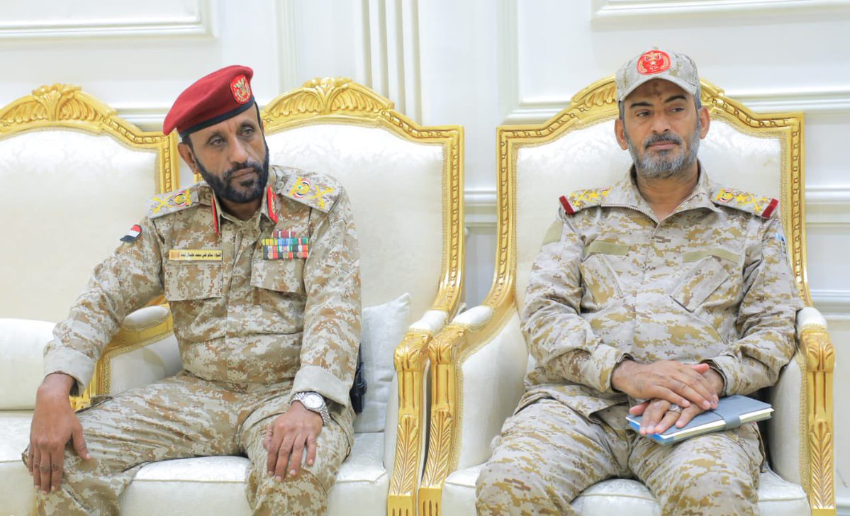 Al_Ghulaisi's tweet photo. عضو مجلس القيادة الرئاسي سلطان العرادة يلتقي قائدمحور الغيضة اللواء سالم كدِّه بحضور رئيس الأركان الفريق صغير بن عزيز ويؤكد أهمية محافظة المهرة بوابة اليمن الشرقية،مشدداً على رفع الجاهزية،والتصدي لأنشطة التهريب التي تديرها ميليشيات الحوثي الإرهابية المدعومةمن إيران
#اليمن
#Yemen https://t.co/JaJWqqA0bu
