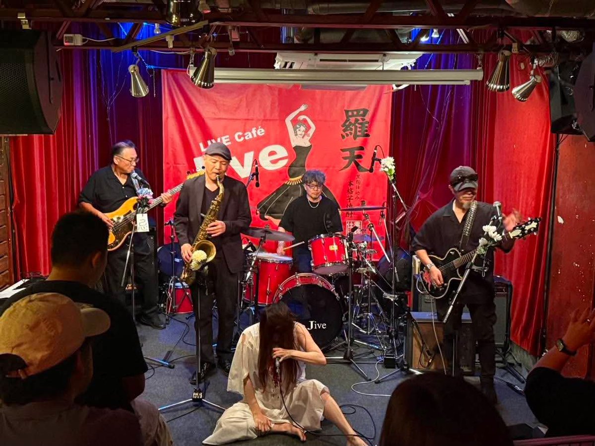 DodokoBP's tweet photo. ゆうべ広島Jive、ご来場の皆さまありがとうございました！！

写真はリストカット芸などする美しいわたし https://t.co/gx85uPcPjL