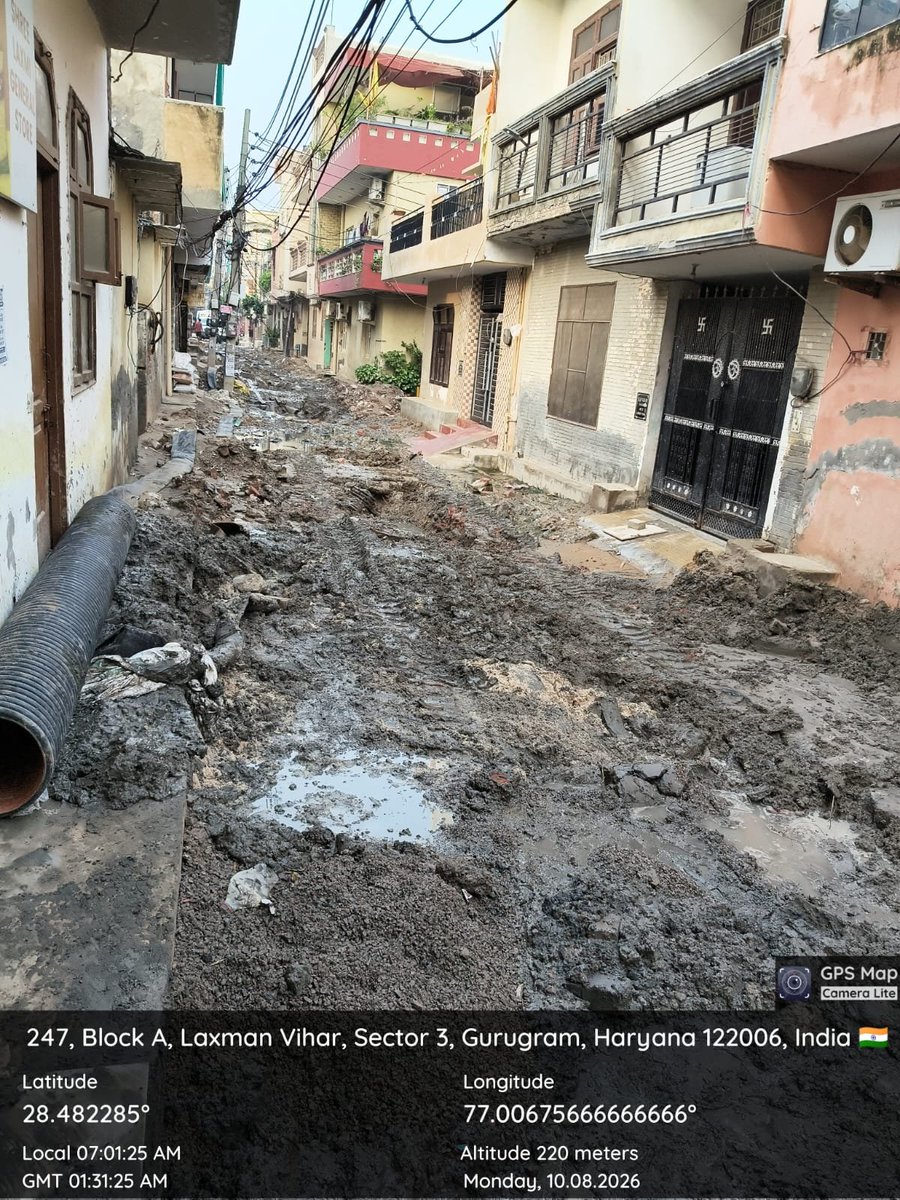 PRADEEP6778's tweet photo. पता नहीं कैसे ये मूर्ख जे ई बन गया इसको इतनी तमीज नहीं है काम की, कोई भी काम करने से पहले लोगो के आना जाने का रास्ता बनाना होता है कि आम जनता अपने नित्य काम के लिए सुचारु रूप से निकल सके लेकिन डी ब्लॉक वार्ड नंबर 33 लक्ष्मण विहार में जिस जे ई की देख रेख में सीवर लाइन डालने का काम हो रहा है वो आंखों से अंधा और दिमाग से बिल्कुल ही पेडल हो गया है या तो वो ऐसा जान बुझ कर किसी के कहने से कर रहा है डीसी प्रदीप दहिया/मुख्यमंत्री हरियाणा सरकार से अनुरोध है कि इसपे तुरंट संग्यान ले पीछे 8 महीने से लक्ष्मण विहार डी ब्लॉक में इसी तरह से काम हो रहा है कभी कोई गली बंद कर देते हैं कभी कोई गली150 घरो का रास्ता बंद कर दिया है कोई है इसे पूछने वाला कि जब तुझसे काम नहीं हो पा रहा है तो उतनी ही खुदाई कर जितना तू एक दिन में बना सकता है