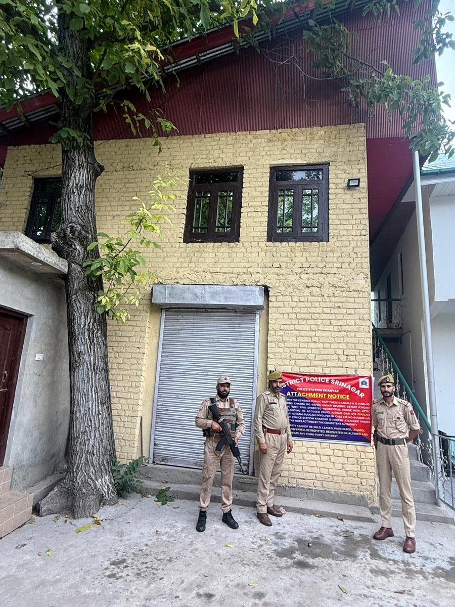 SrinagarPolice's tweet photo. #𝗦𝗿𝗶𝗻𝗮𝗴𝗮𝗿𝗣𝗼𝗹𝗶𝗰𝗲 𝗔𝘁𝘁𝗮𝗰𝗵𝗲𝘀 𝗣𝗿𝗼𝗽𝗲𝗿𝘁𝘆 𝗢𝗳 𝗡𝗼𝘁𝗼𝗿𝗶𝗼𝘂𝘀 𝗗𝗿𝘂𝗴 𝗣𝗲𝗱𝗱𝗹𝗲𝗿 𝗜𝗻 𝗕𝘂𝗱𝗴𝗮𝗺 𝗪𝗼𝗿𝘁𝗵 𝗔𝗽𝗽𝗿𝗼𝘅𝗶𝗺𝗮𝘁𝗲𝗹𝘆 ₹𝟰 𝗖𝗿𝗼𝗿𝗲𝘀
In continuation of its sustained drive against drug trafficking and narcotic-related activities, Srinagar Police has attached an immovable property in District Budgam, worth approximately ₹𝟰 𝗖𝗿𝗼𝗿𝗲𝘀, belonging to a notorious drug peddler under the provisions of the Narcotic Drugs and Psychotropic Substances (NDPS) Act, 1985. Police Station Khanyar attached the property of 𝐅𝐚𝐲𝐚𝐳 𝐀𝐡𝐦𝐚𝐝 𝐃𝐚𝐫 𝐒/𝐨 𝐆𝐡𝐮𝐥𝐚𝐦 𝐇𝐮𝐬𝐬𝐚𝐢𝐧 𝐃𝐚𝐫 𝐑/𝐨 𝐈𝐜𝐡𝐠𝐚𝐦, 𝐁𝐮𝐝𝐠𝐚𝐦, in connection with FIR No. 04/2026 under Sections 8/21 of the NDPS Act. The attached property comprises a two-storeyed residential house with an attic structure along with 05 Kanals and 17 Marlas of land, bearing Khasra nos. 415/416, situated at Ichgam, Budgam, with an estimated market value of approximately ₹4 Crores. The property has been attached under Section 68-F of the NDPS Act, 1985, after being identified as an illegally acquired asset, allegedly derived from the proceeds of narcotic drug trafficking. The attachment is part of the ongoing efforts of J&K Police to dismantle the financial networks of drug traffickers and deprive them of assets generated through the illicit drug trade. Such action reflects the commitment of Srinagar Police to target not only the supply of narcotics but also the financial infrastructure that sustains drug trafficking. #SrinagarPolice reiterates its unwavering commitment to the making the city drug-free and will continue sustained and stringent action against drug traffickers, their associates and illicit assets. @JmuKmrPolice @KashmirPolice @DrGVSundeep_IPS @SrinagarPolice