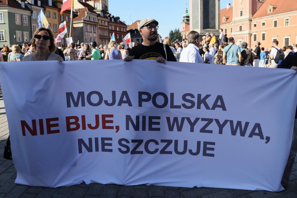 rshereme's tweet photo. In Poland, people have taken to the streets to protest violence against Ukrainians.

Rallies are taking place in 22 cities, including Warsaw, Kraków, Gdańsk, Poznań, Wrocław, Katowice, Rzeszów, and others.

Participants are handing out stickers reading "Don't be indifferent" and urging people to display the stickers as a sign that Ukrainians "can count on help, feel safe, and receive support."

Protesters also delivered a petition with over 11,000 signatures to the president's chancellery, demanding decisive action against violence targeting Ukrainians and national minorities.

The rallies were organized by the Polish civic movement Committee for the Defense of Democracy.
