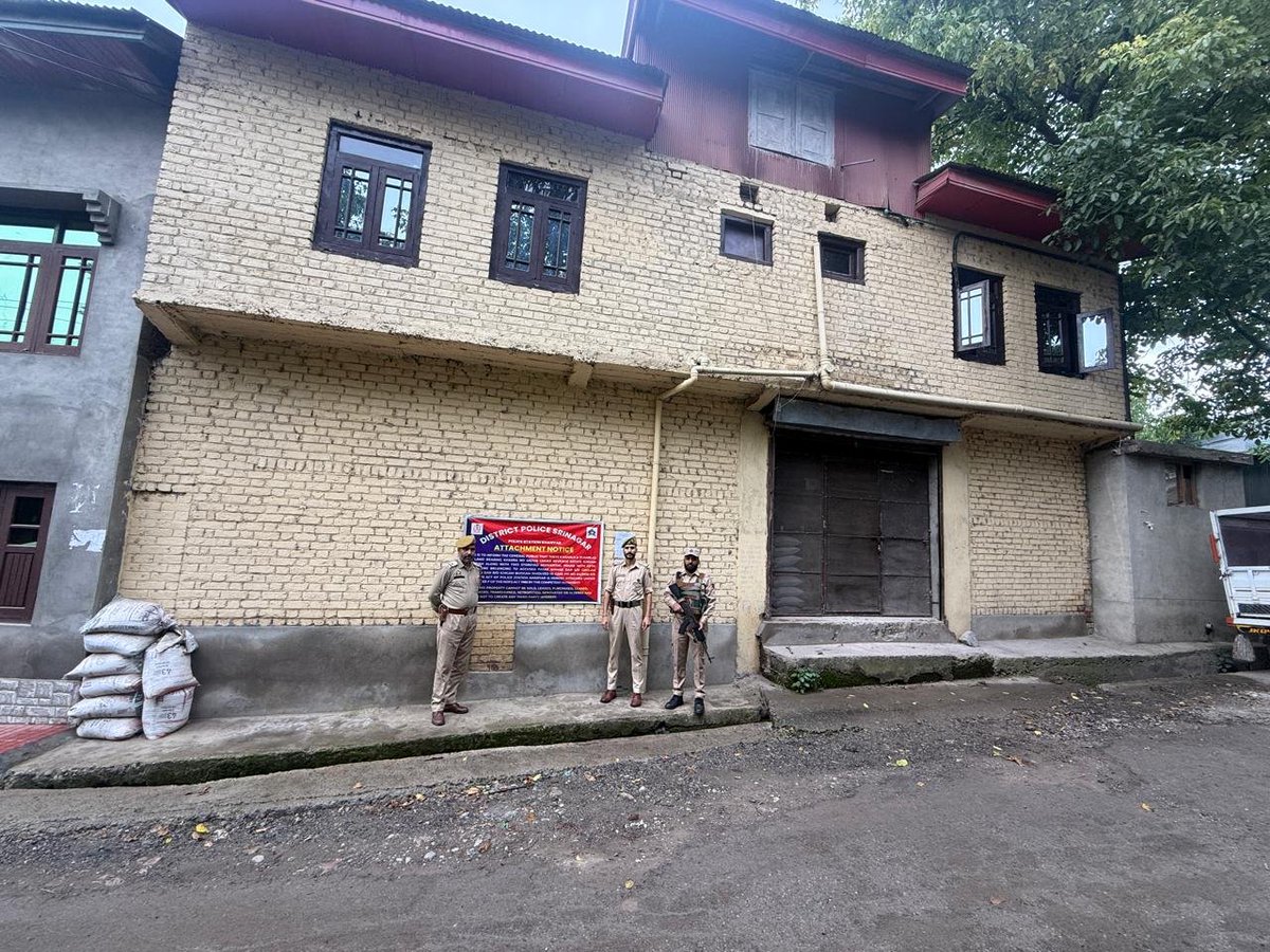 SrinagarPolice's tweet photo. #𝗦𝗿𝗶𝗻𝗮𝗴𝗮𝗿𝗣𝗼𝗹𝗶𝗰𝗲 𝗔𝘁𝘁𝗮𝗰𝗵𝗲𝘀 𝗣𝗿𝗼𝗽𝗲𝗿𝘁𝘆 𝗢𝗳 𝗡𝗼𝘁𝗼𝗿𝗶𝗼𝘂𝘀 𝗗𝗿𝘂𝗴 𝗣𝗲𝗱𝗱𝗹𝗲𝗿 𝗜𝗻 𝗕𝘂𝗱𝗴𝗮𝗺 𝗪𝗼𝗿𝘁𝗵 𝗔𝗽𝗽𝗿𝗼𝘅𝗶𝗺𝗮𝘁𝗲𝗹𝘆 ₹𝟰 𝗖𝗿𝗼𝗿𝗲𝘀
In continuation of its sustained drive against drug trafficking and narcotic-related activities, Srinagar Police has attached an immovable property in District Budgam, worth approximately ₹𝟰 𝗖𝗿𝗼𝗿𝗲𝘀, belonging to a notorious drug peddler under the provisions of the Narcotic Drugs and Psychotropic Substances (NDPS) Act, 1985. Police Station Khanyar attached the property of 𝐅𝐚𝐲𝐚𝐳 𝐀𝐡𝐦𝐚𝐝 𝐃𝐚𝐫 𝐒/𝐨 𝐆𝐡𝐮𝐥𝐚𝐦 𝐇𝐮𝐬𝐬𝐚𝐢𝐧 𝐃𝐚𝐫 𝐑/𝐨 𝐈𝐜𝐡𝐠𝐚𝐦, 𝐁𝐮𝐝𝐠𝐚𝐦, in connection with FIR No. 04/2026 under Sections 8/21 of the NDPS Act. The attached property comprises a two-storeyed residential house with an attic structure along with 05 Kanals and 17 Marlas of land, bearing Khasra nos. 415/416, situated at Ichgam, Budgam, with an estimated market value of approximately ₹4 Crores. The property has been attached under Section 68-F of the NDPS Act, 1985, after being identified as an illegally acquired asset, allegedly derived from the proceeds of narcotic drug trafficking. The attachment is part of the ongoing efforts of J&K Police to dismantle the financial networks of drug traffickers and deprive them of assets generated through the illicit drug trade. Such action reflects the commitment of Srinagar Police to target not only the supply of narcotics but also the financial infrastructure that sustains drug trafficking. #SrinagarPolice reiterates its unwavering commitment to the making the city drug-free and will continue sustained and stringent action against drug traffickers, their associates and illicit assets. @JmuKmrPolice @KashmirPolice @DrGVSundeep_IPS @SrinagarPolice