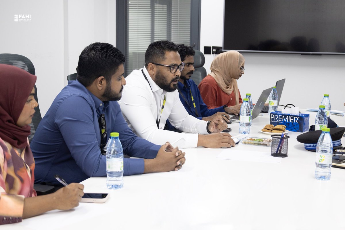 Fdc_mv's tweet photo. އަމާން ޓަވަރުތަކަކީ ރައްކާތެރި އަދި އަމާން މާހައުލެއްގެ ގޮތުގައި ބޭއްވުމަށްޓަކައި، އެ ތަންތަނާ ގުޅޭގޮތުން ފުލުހުންނަށް ހުށަހެޅިފައިވާ އެކި މައްސަލަތަކާއި ޝަކުވާތަކާ ބެހޭގޮތުން މަޝްވަރާކުރުމަށް އެފްޑީސީ އާއި މޯލްޑިވްސް ޕޮލިސް ސާވިސްއިން ބައްދަލުކުރައްވައިފި https://t.co/cb2hv6pIeY