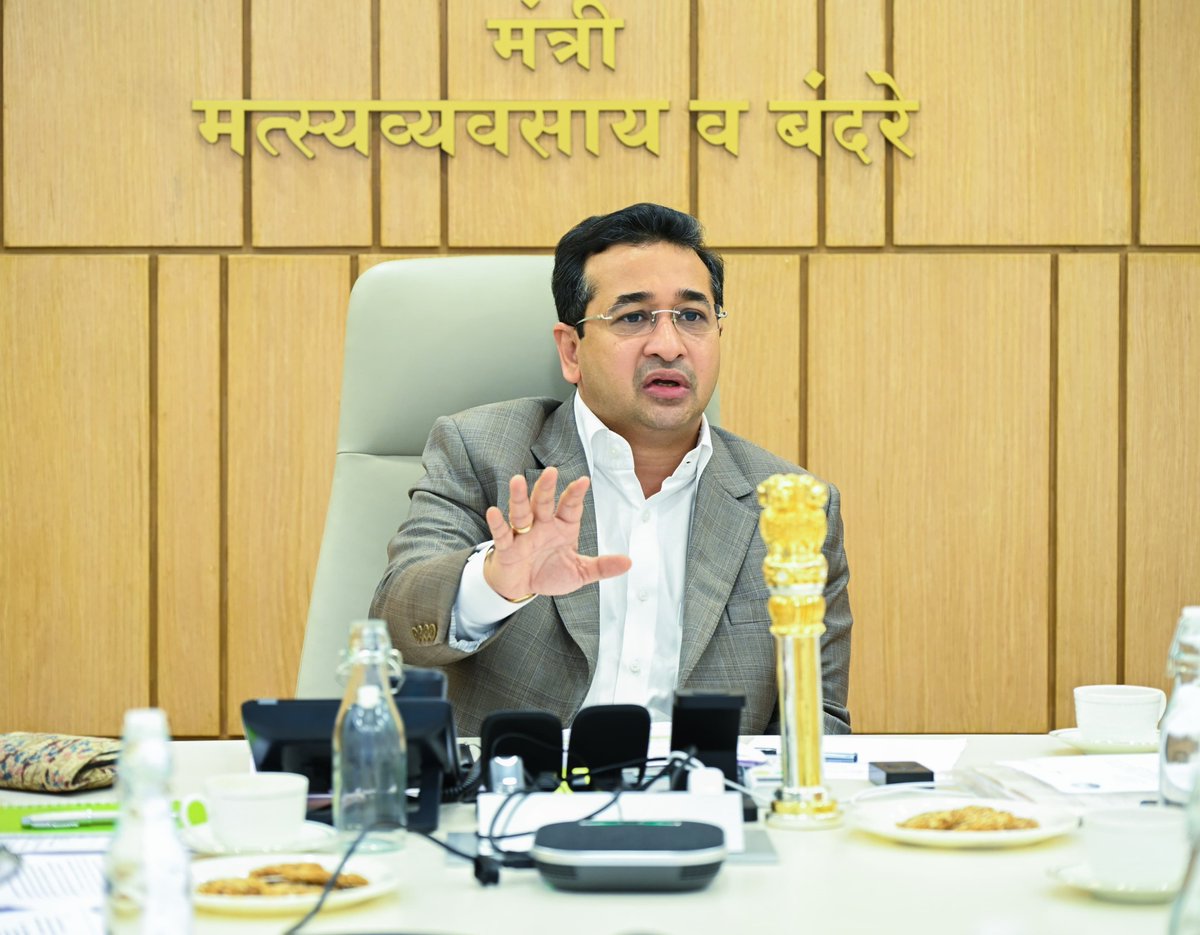 NiteshNRane's tweet photo. लोटे औद्योगिक वसाहतीमधून सोडण्यात येणाऱ्या प्रदूषित सांडपाण्यामुळे दाभोळ खाडीमध्ये सातत्याने घडणाऱ्या मासेमारीतील नुकसानाच्या घटनांमुळे मच्छीमार बांधवांचे मोठे नुकसान होत आहे. या गंभीर प्रश्नासंदर्भात तसेच दाभोळ खाडीच्या मुखाशी साचलेला गाळ काढण्यासंदर्भात आज मंत्रालयातील माझ्या दालनात बैठक घेऊन सविस्तर चर्चा केली.

दाभोळ खाडीतील प्रदूषणामुळे मच्छीमारांच्या उपजीविकेवर होणारा परिणाम, प्रदूषण रोखण्यासाठी आवश्यक उपाययोजना तसेच खाडीच्या मुखावरील गाळ काढण्याबाबत संबंधित अधिकाऱ्यांना आवश्यक सूचना दिल्या.

बैठकीस माजी आमदार श्री.सूर्यकांत दळवी, मत्स्यआयुक्त प्रेरणा देशभ्रतार यांच्यासह संबंधित अधिकारी उपस्थित होते.

@CMOMaharashtra @Dev_Fadnavis