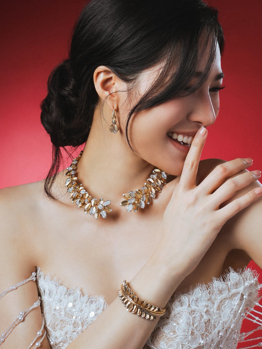 hisoparty's tweet photo. Cartier ร่วมเติมเต็มลุคบนพรมแดง Weibo Gala 2026 ค่ำคืนแห่งการเฉลิมฉลองวัฒนธรรมและพิธีประกาศรางวัลครั้งสำคัญของ Weibo ณ พารากอนฮอลล์ สยามพารากอน ผ่านผลงานเครื่องประดับและเรือนเวลาที่สะท้อนมรดกแห่งงานฝีมือของเมซง

นำโดย คุณพีพี–กฤษฏ์ อำนวยเดชกร กับคอลเลกชันไอคอนิก Panthère de Cartier และนาฬิกา Tank Normale ตามด้วย คุณต่อ–ธนภพ ลีรัตนขจร กับนาฬิกา Tortue รุ่นใหม่ล่าสุด จับคู่เครื่องประดับจากคอลเลกชัน Love และ Love Unlimited และ คุณเจฟ ซาเตอร์ ในคอลเลกชัน Clash de Cartier

พร้อมด้วยแขกคนสำคัญ คุณหลิงหลิง–ศิริลักษณ์ คอง ในคอลเลกชัน Grain de Café, คุณเก่ง–หฤษฎ์ บัวย้อย กับนาฬิกา Tank Louis Cartier และ คุณเติ้ล–มติมันท์ ศรีบุญเรือง กับนาฬิกา Santos de Cartier พร้อมเครื่องประดับที่ช่วยถ่ายทอดสไตล์เฉพาะตัวของแต่ละคน

#CartierThailand
#WeiboCulturalCommunicationNight
#LinglingKwong 
#HiSoParty