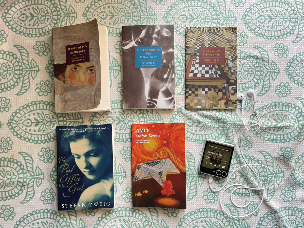 giipsophila's tweet photo. my stefan zweig collection https://t.co/sKzUUnw1rE