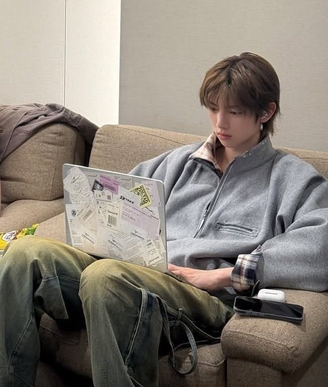 zmxb4e's tweet photo. 쌉슬렌더만이 오버핏으로 좋은 느낌을 만든다 https://t.co/3sj5o9hKyC