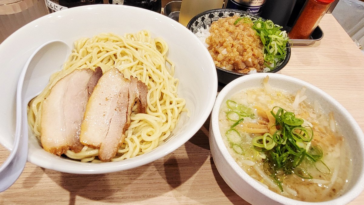 kobushi_'s tweet photo. #中野坂上 の #中華そば千波 さんが凄かった‼️
つけ麺こと #つけ中華 に #肉入り背脂めし を付けて注文🎶
つけ汁のインパクト絶大‼️こしょう‼️胡椒‼️塩コショウ‼️ガッツリ効いた胡椒の強さ‼️😵💕下手なすすり方をすると確実にムセる‼️(笑)
こういう美味の作り方もあるんだなぁ✨😍
#こぶしのお食事探訪 https://t.co/mp5dhJM7qe