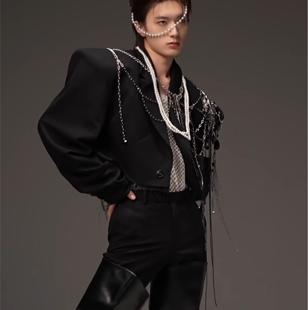 PaPanda_62's tweet photo. こんな激長ブーツ履きこなせる日本人
山中柔太朗か米津玄師のどっちかしかおらんやろ
 #山中柔太朗 #米津玄師 https://t.co/ejzr6VhddQ