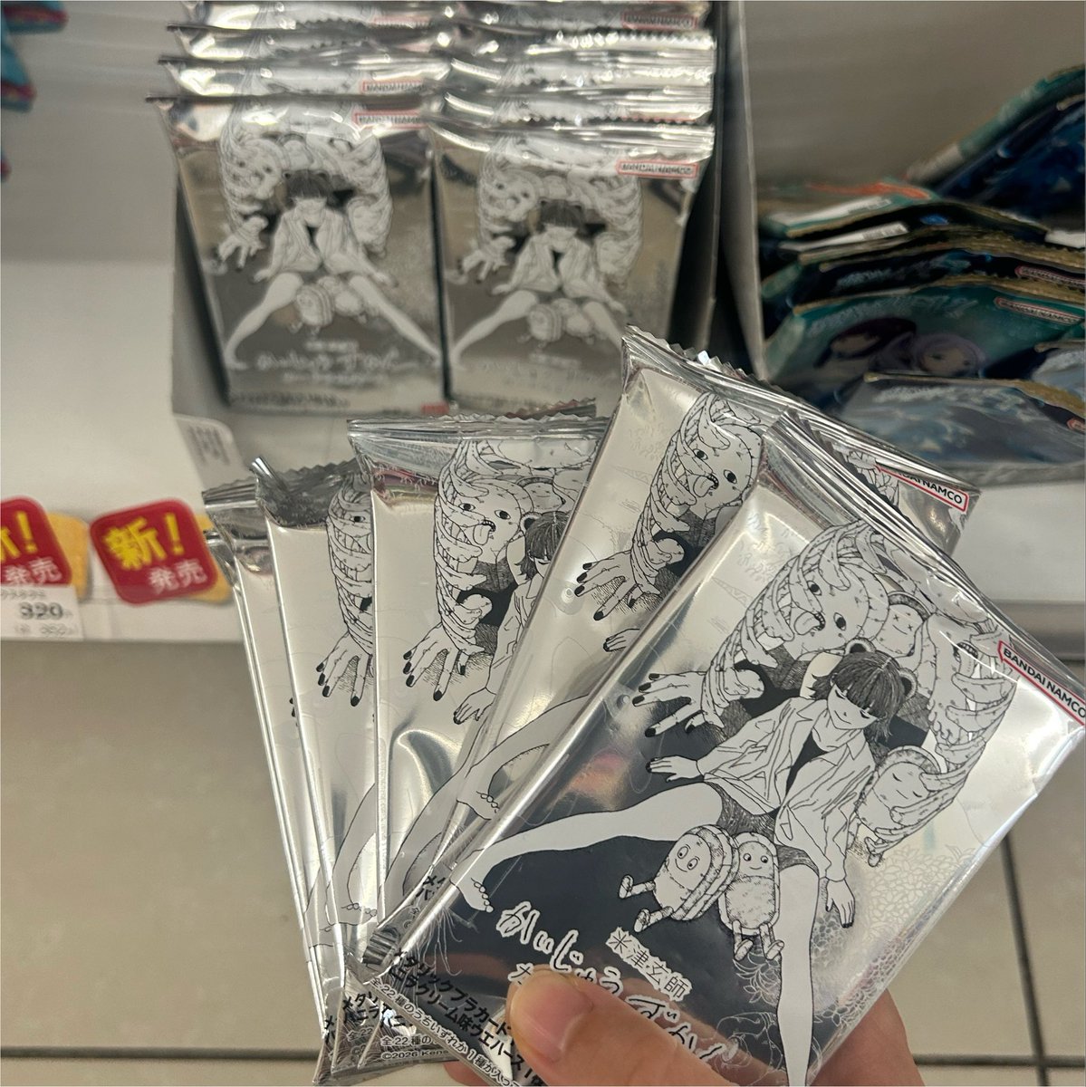neE9p1's tweet photo. 諦めかけてたけどさっきコンビニ行ったら品出しの瞬間に出会えた！！！😭
かいじゅうずかん～✨✨✨✨ https://t.co/4JZ1zhqWTr