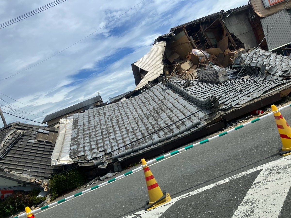 CHIKAMARU_'s tweet photo. 【八代市視察へ】
昨日、令和8年 #熊本地震 を被災された八代市を #いのちの党 #奥田ふみよ 参議院議員と視察いたしました。
地元の #みずた千春 市議に案内で被災された家屋や避難所、史跡を訪問。

目の前の光景を受け入れるので精一杯で、言葉が出ませんでした。

次へ↓ https://t.co/yS6Tezy9yM