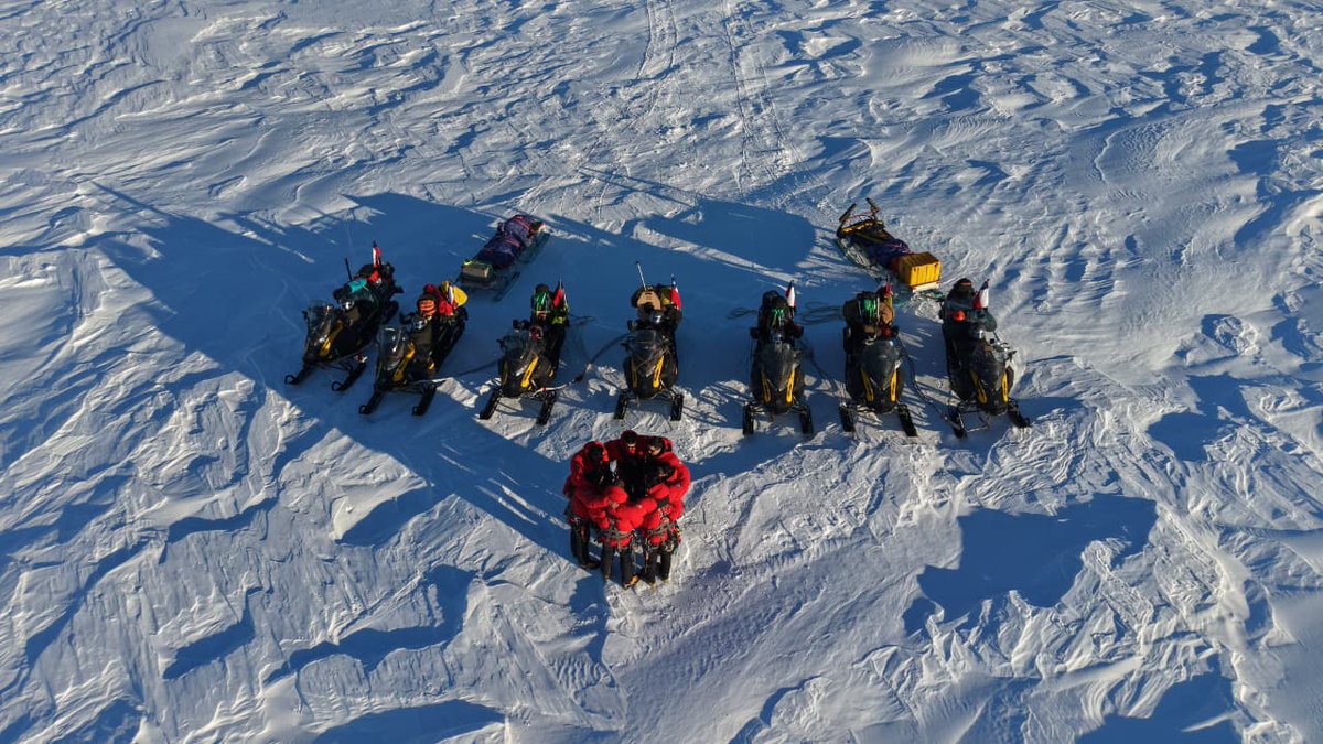 Ejercito_Chile's tweet photo. Efectivos del #EjercitoDeChile ejecutaron un reconocimiento de ruta en la #Antártica para asegurar el despliegue logístico y el soporte a las operaciones científicas internacionales. 
👇 ¿Qué tan clave consideras el rol de las FF.AA. en el desarrollo de la investigación científica en la #Antártica? ¡Te leemos! 💬✍️
🔗 Conoce todos los detalles de esta expedición en la nota web: https://t.co/HJtTANdpbp
