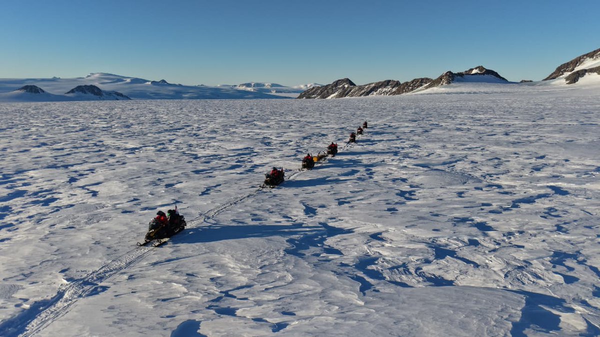 Ejercito_Chile's tweet photo. Efectivos del #EjercitoDeChile ejecutaron un reconocimiento de ruta en la #Antártica para asegurar el despliegue logístico y el soporte a las operaciones científicas internacionales. 
👇 ¿Qué tan clave consideras el rol de las FF.AA. en el desarrollo de la investigación científica en la #Antártica? ¡Te leemos! 💬✍️
🔗 Conoce todos los detalles de esta expedición en la nota web: https://t.co/HJtTANdpbp
