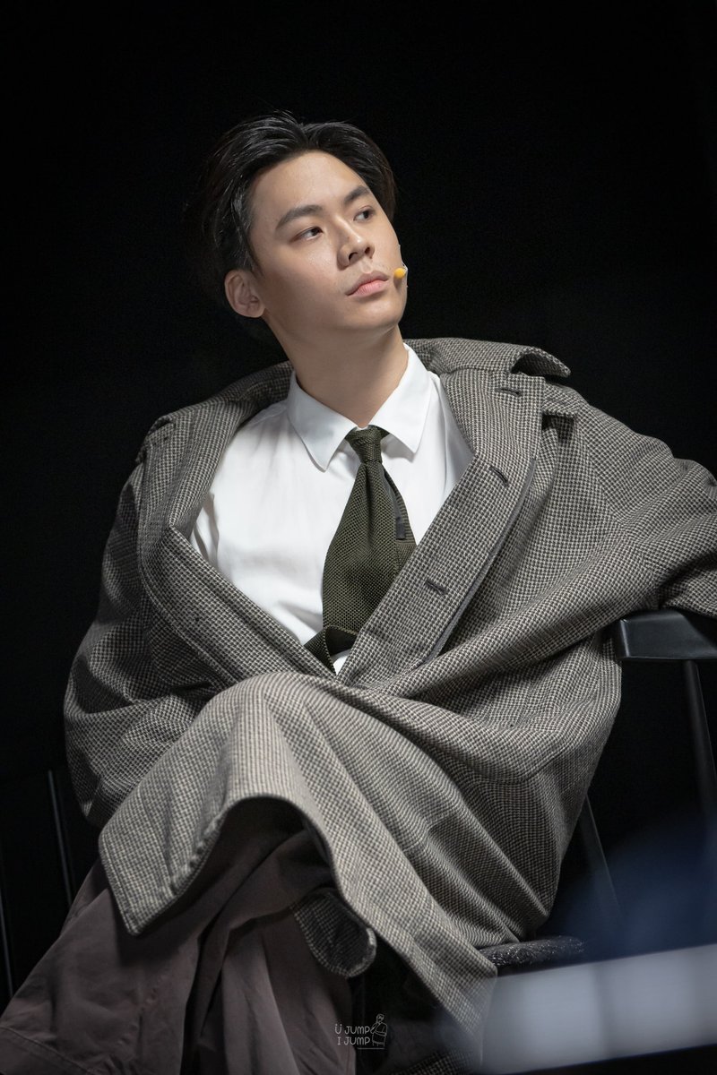 Jjumppong's tweet photo. Jump plays Joseph Garcin (No exit)
หากใครที่ได้ดูจั๊มพ์ในบทบาทการ์แซงแล้ว คงจะรู้สึกเหมือนกันว่า
จั๊มพ์ work กับตัวละครตัวนี้มากๆ ตัว Garcin คือมีหลายมิติมาก มนุษย์ที่ปกปิดเรื่องชั่วๆ มนุษย์ที่อ่อนแอ มนุษย์ที่ต้องการการยอมรับ หรือมนุษย์ที่หยิ่งยโส ภูมิใจกับเค้ามากๆ 🥹#pisitpol_j https://t.co/ueds7o8acR