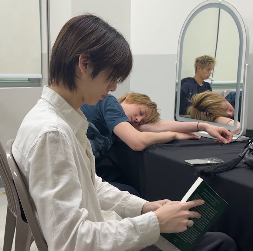 loousdeline's tweet photo. so if anyone wondering what did juhoon bring to carry this bag, this book called moby dick with 744 pages was inside his bag ! https://t.co/Tp4QvUpZBx