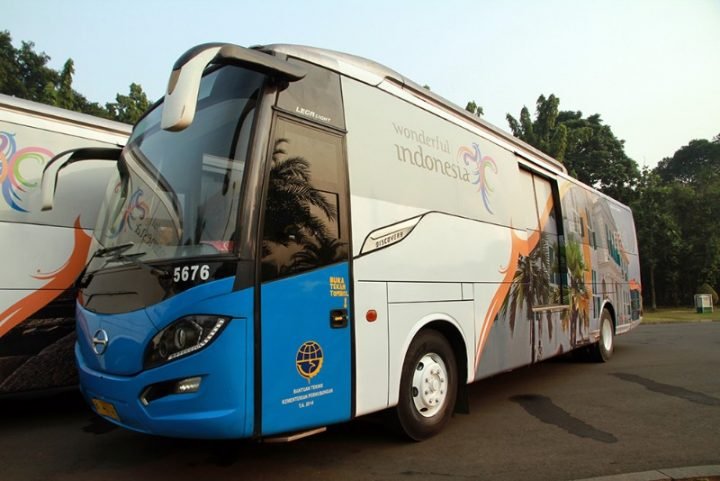 BahasBus's tweet photo. Di 2018 lalu saat Asian Games di Jakarta, Kemenpar bekerja sama dengan Big Bird, Damri, dan Transjakarta untuk mem-branding 100 bus dengan stiker "Wonderful Indonesia".

Bus-bus ini bertugas untuk airport shuttle dan venue shuttle.

Cung, ada yang pernah lihat bus-bus ini? https://t.co/FvDw4597qq
