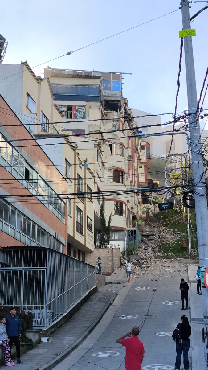 juanpa_arbelaez's tweet photo. Dios mío, otra vez el terror de la naturaleza... #sismo #temblor #manizales https://t.co/3N2HgVd5R5