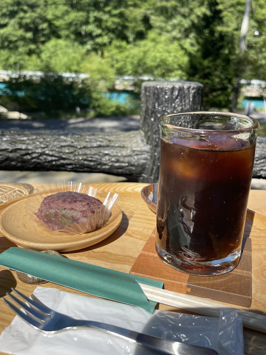 abeilles328's tweet photo. せせらぎ街道にあるお気に入りのカフェ。
よもぎ餅が草すぎて最高だった！ https://t.co/EPQMfzIcMK