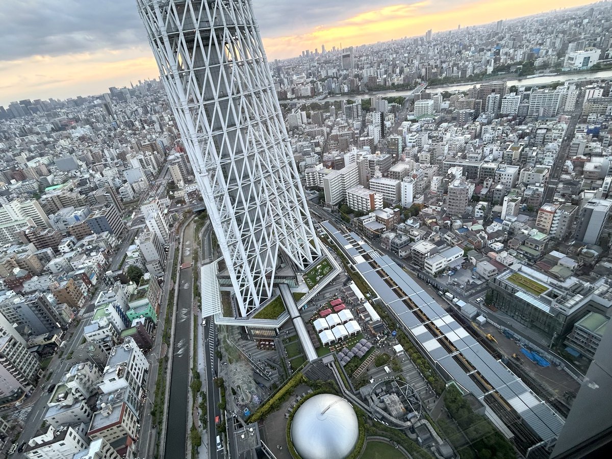 green_tomatun's tweet photo. ソラマチ30階にあるスタバreserve行ってきた❣️
なんちゃらオペラフラペチーノと、コルネッティを注文‼️
金粉乗ってる(☝ ˘ω˘)☝ふぅー！！
眺めも良し!! https://t.co/NfAKJehuZa