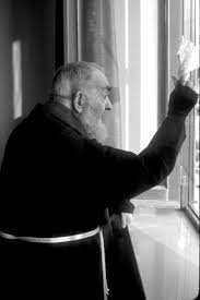 Angelo47394556's tweet photo. Oggi 10 agosto S.Lorenzo Martire,notte delle stelle cadenti alle quali affidare i propri desideri.
Un pensiero, un guizzo di luce, come le stelle cadenti,mi è passato per la mente: " ma Padre Pio la notte di San Lorenzo, dalla sua finestra guardava il cielo? Cosa desiderava?🤔". https://t.co/bZRBAS94K0