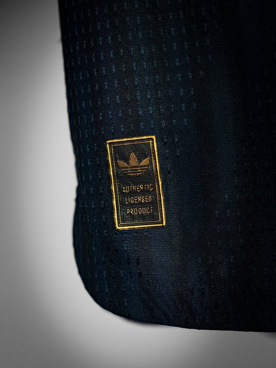 Fadi_94t's tweet photo. النصر هو النادي الوحيد في أندية الشرق الأوسط وأفريقيا اللي أطقمه من فئة Authentic Products، ويمتلك جاكيتات خاصة بالنادي.

شي جميل بصراحة ويعكس حجم ومكانة النصر 💛 https://t.co/gYCXBarMQ9