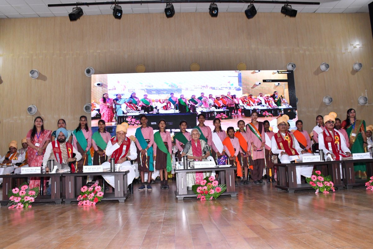 GovernorofUp's tweet photo. राज्यपाल श्रीमती आनंदीबेन पटेल ने आचार्य नरेंद्र देव कृषि एवं प्रौद्योगिक विश्वविद्यालय, अयोध्या के 28वें दीक्षोत्सव के अवसर पर विश्वविद्यालय द्वारा गोद लिए गए गांवों में आयोजित विभिन्न प्रतियोगिताओं के विजेताओं एवं प्रेरणादायक प्रस्तुतियाँ देने वाले बच्चों को सम्मानित किया। https://t.co/bZ7Y7kGjCD